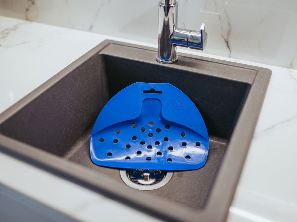Renzi Slaskrensare Swedish sink scraper and food waste scoop – lightweight perforated polypropylene kitchen tool, made in Sweden, available in red, blue or white
